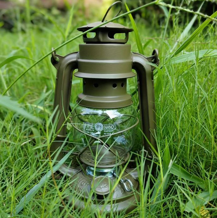Vintage Hurricane Kerosene Lantern – Metal Outdoor Camping & Emergency Light